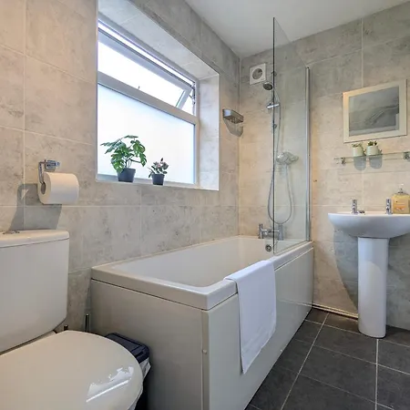 Modern Double W Private Bath & Free Parking * York