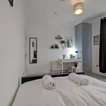 Modern Double W Private Bath & Free Parking * York
