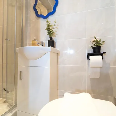 Modern Double W Private Bath & Free Parking