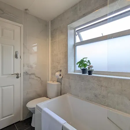 Modern Double W Private Bath & Free Parking *