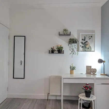 Modern Double W Private Bath & Free Parking Semesterbostad