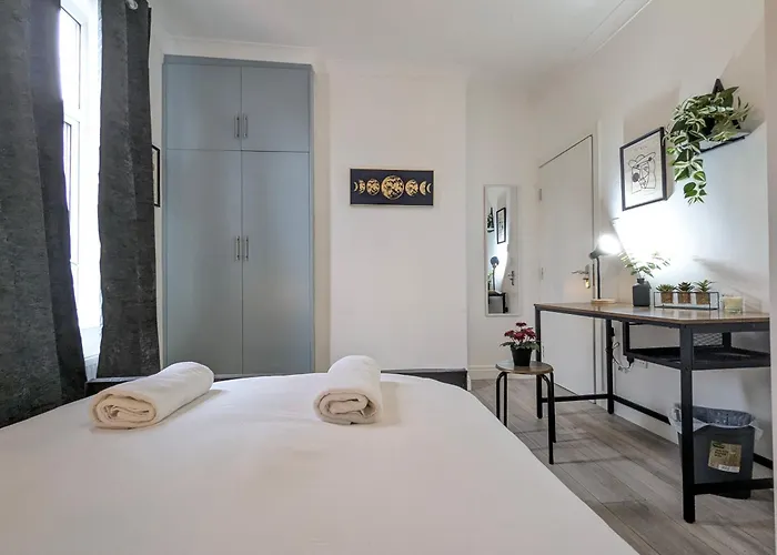 Modern Double W Private Bath & Free Parking *