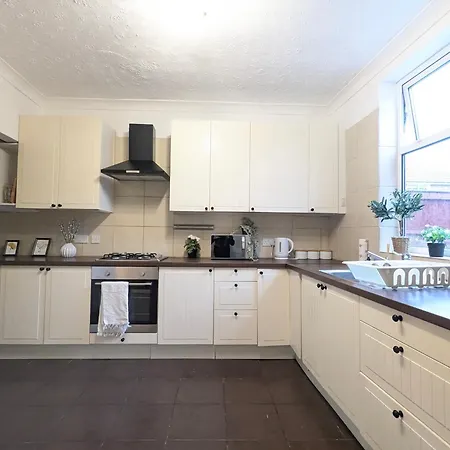 Modern Double W Private Bath & Free Parking *