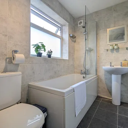Modern Double W Private Bath & Free Parking * York