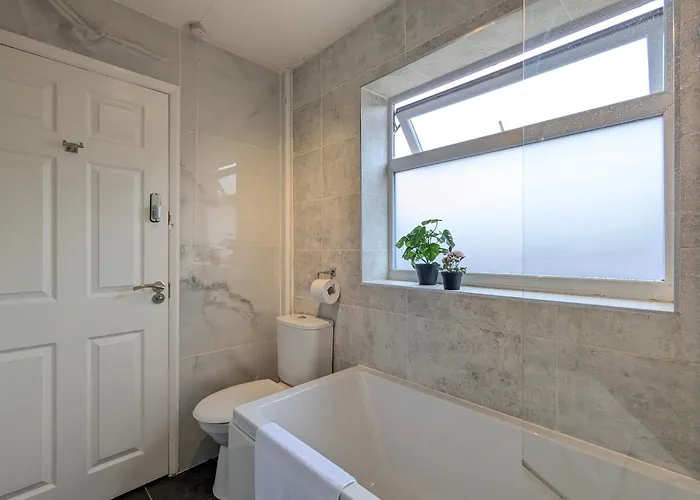 Modern Double W Private Bath & Free Parking *