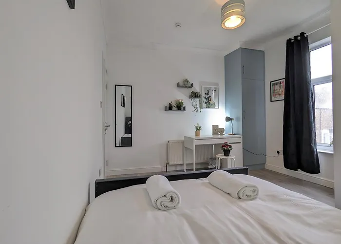 Modern Double W Private Bath & Free Parking * ヨーク