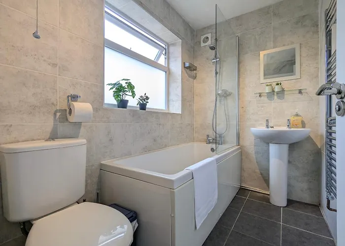 Modern Double W Private Bath & Free Parking * ヨーク